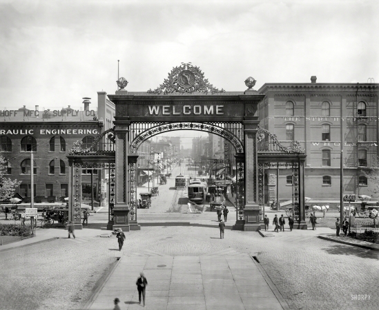 Photo showing: Mizpah Arch -- Denver, Colorado, circa 1908. Welcome arch at Union Depot looking down 17th Street.