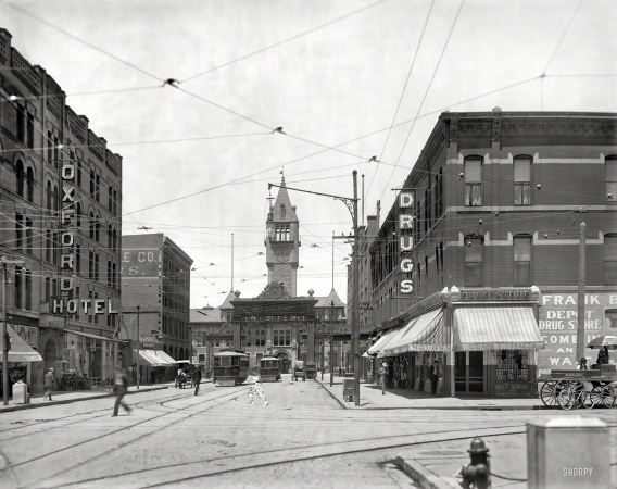Photo showing: Welcome to Denver -- Denver, Colorado, circa 1908. Welcome arch and Union Depot.