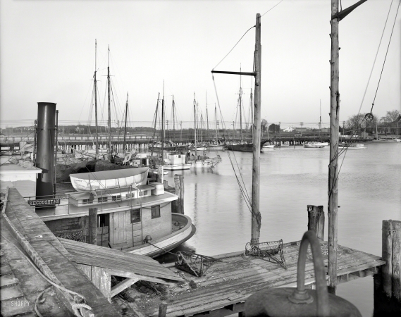 Photo showing: Oyster Steamer -- Newport News, Virginia, circa 1908. Oyster steamboat Kecoughtan at landing.