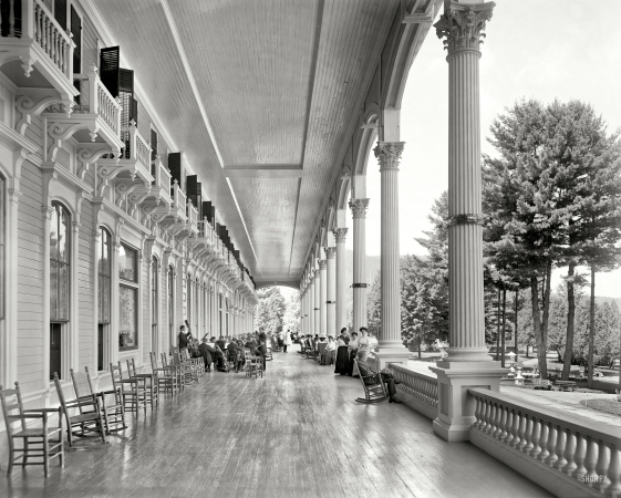 Photo showing: Fort William Henry Hotel -- Lake George, New York, circa 1908. Grand piazza, Fort William Henry Hotel.