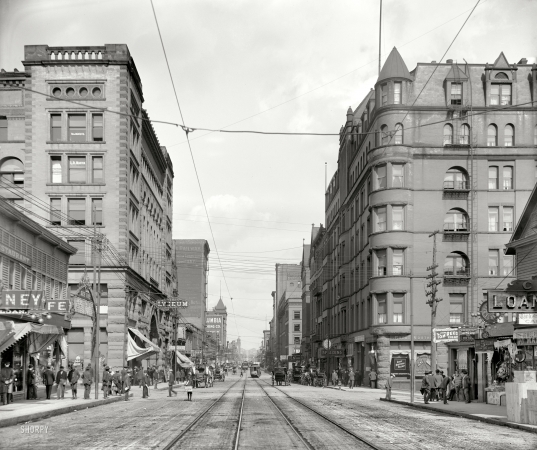 Photo showing: Superior Street -- Duluth, Minnesota, circa 1909. Superior Street. The newsboy's headline: JAP RIOT CRISIS.
