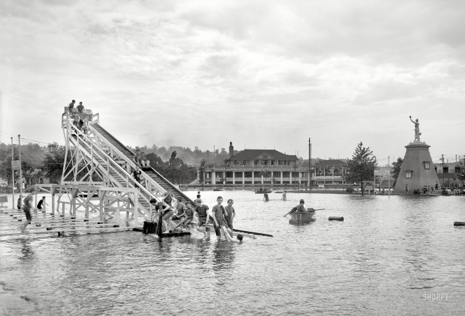 Photo showing: Cincinnati Sliders -- Chester Park - toboggan slide on the lake, circa 1910.