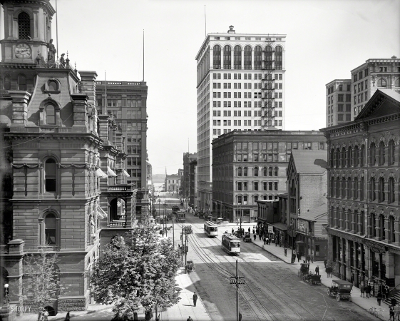 Photo showing: White Castle -- Detroit circa 1910. Griswold Street south from Michigan Avenue.
And a view of the recently completed Ford Building.
