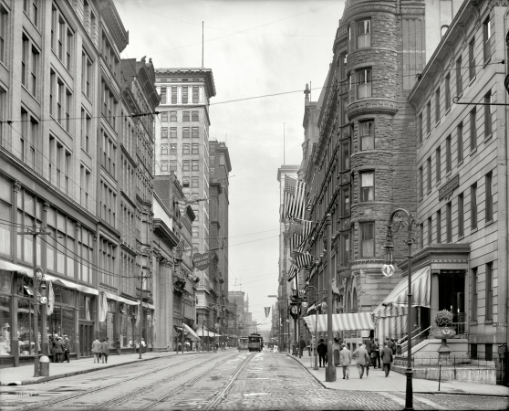 Photo showing: Fourth Street, Cincinnati -- Cincinnati circa 1910. Fourth Street east from Race.