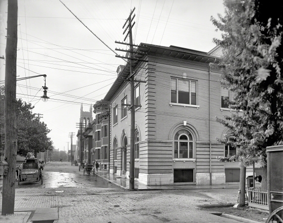 Photo showing: Corner Club -- Knoxville, Tennessee, circa 1905. Cumberland Club and Walnut Street.