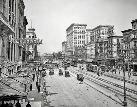 Photo showing: Smart Clothes -- Canal Street in New Orleans circa 1910. Large building is the Maison Blanche department store.