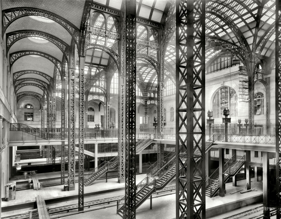 Photo showing: Penn Station Concourse -- New York circa 1910. Track level, main and exits, concourses, Pennsylvania Station.