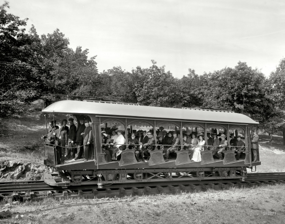 Photo showing: Mt. Tom Railway -- Holyoke, Massachusetts (vicinity), circa 1908. An elevating car.