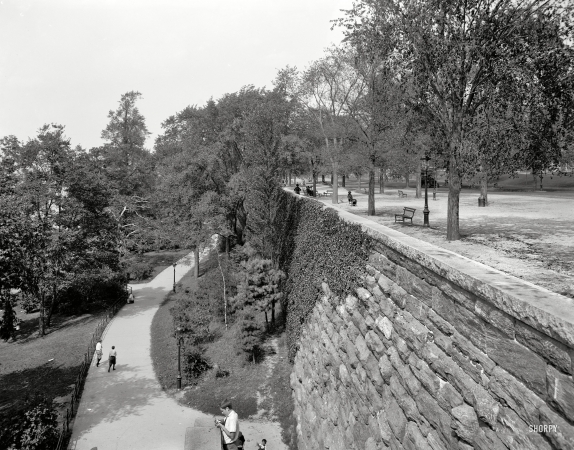 Photo showing: Riverside Park -- Circa 1910. Riverside Park, New York. And the ledge that launched a thousand boys.