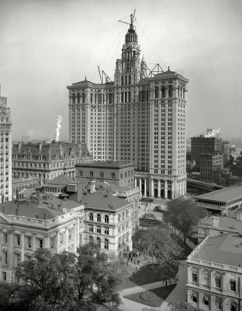 Photo showing: Manhattan Municipal Building -- Circa 1913. The 40-story Manhattan Municipal Building and, at right, the Manhattan Bridge.