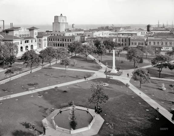 Photo showing: Pensacola -- Plaza Ferdinand and harbor, Pensacola, Florida, circa 1910.
