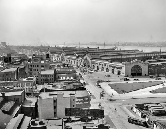 Photo showing: New Chelsea Piers -- New York, 1912. New Chelsea Piers on the Hudson.