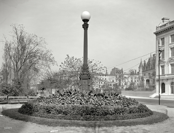 Photo showing: Memorial Lamppost -- Circa 1909. Henry Hudson Monument, Riverside Drive, New York.