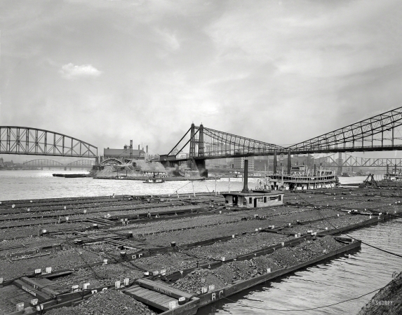 Photo showing: River Coal -- Circa 1910. Coal barges at confluence of Allegheny and Monongahela rivers at Pittsburgh, Pennsylvania.