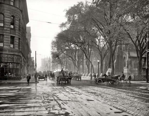 Photo showing: Motoring in Montreal -- Circa 1916. St. Catherine Street, Montreal, Quebec.