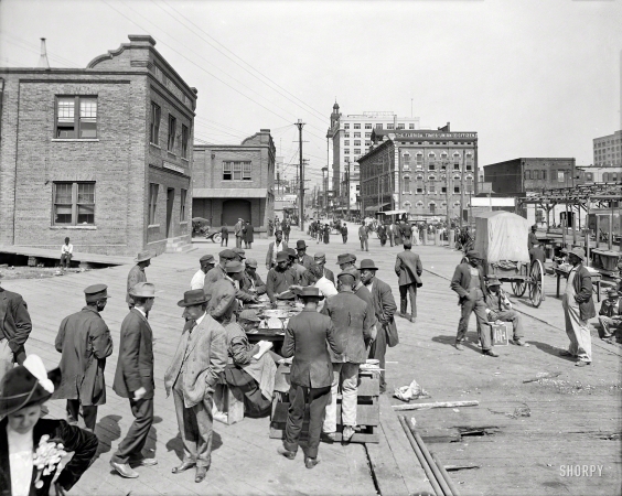 Photo showing: Working Lunch. -- Circa 1910. Lunch hour on the docks -- Jacksonville, Florida.