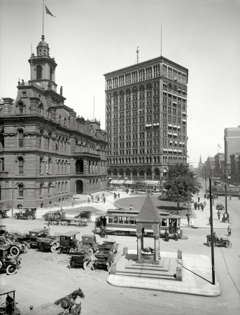 Photo showing: Majestic Detroit -- Circa 1912. Campus Martius. Detroit City Hall, Bagley Fountain and Majestic Building.
