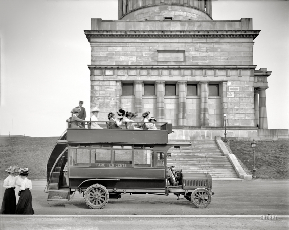 Photo showing: New York Sightseeing -- Grant's Tomb. Rubber-neck auto on Riverside Drive, circa 1911.