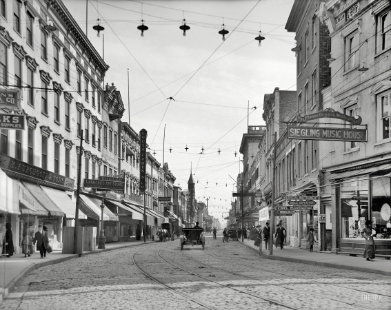 Photo showing: King Street -- Charleston, South Carolina, circa 1910. King Street, south.