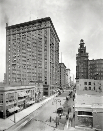 Photo showing: The Ohio Building -- Toledo circa 1910. Madison Avenue and the Ohio Building. Completed 1896.