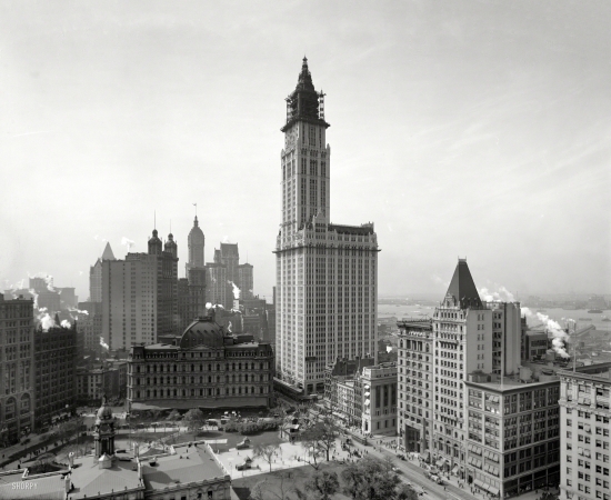 Photo showing: Gotham Grows Up -- The Woolworth Building under construction in 1912.