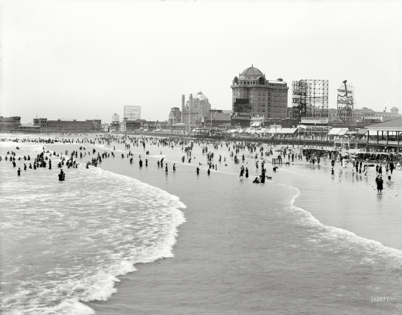 Photo showing: Atlantic City Bathers -- Atlantic City circa 1911. Bathing in front of the Traymore.
