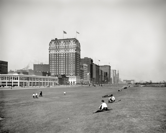 Photo showing: Grant Park, Chicago -- Chicago circa 1910. Grant Park and the Blackstone Hotel on Michigan Avenue.