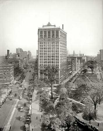 Photo showing: Detroit Convergence -- Detroit, Michigan circa 1919. View of Woodward Avenue and Washington Boulevard with the Whitney Building.