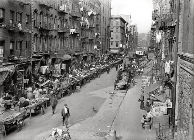 Photo showing: Mulberry Street -- New York circa 1905. Mulberry Street. Italian neighborhood with street market.
