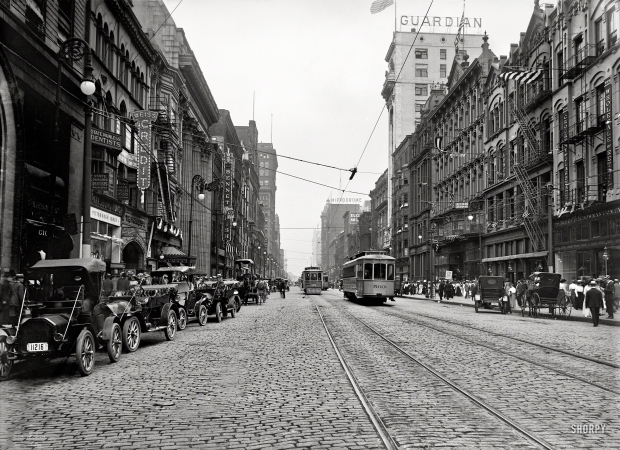 Photo showing: Bustling Cleveland -- Cleveland, Ohio, in 1911. Euclid Avenue.