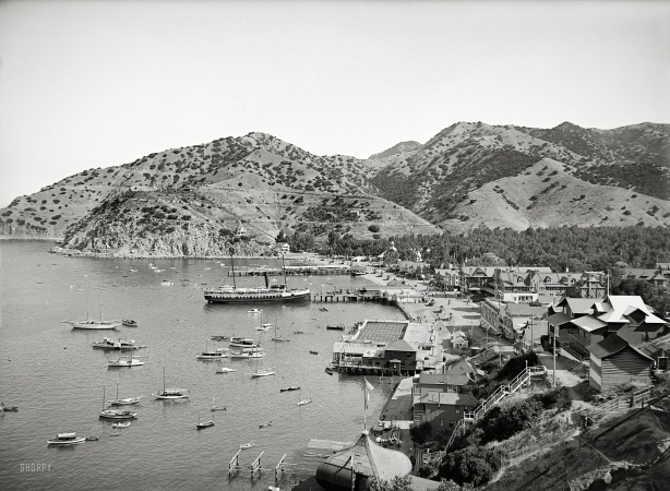 Photo showing: Avalon Bay -- Catalina Island, California, circa 1915. Harbor and Aquarium at Avalon Bay.