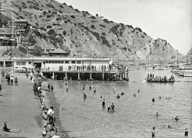Photo showing: Catalina Interlude -- Catalina Island, California, circa 1915. Avalon Bay Aquarium wharf and beach.