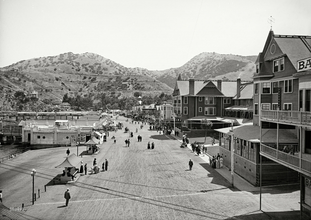 Photo showing: Catalina Island -- Avalon Bay, California, circa 1915. Crescent Avenue. Metropole and Bay View hotels, Catalina Island.