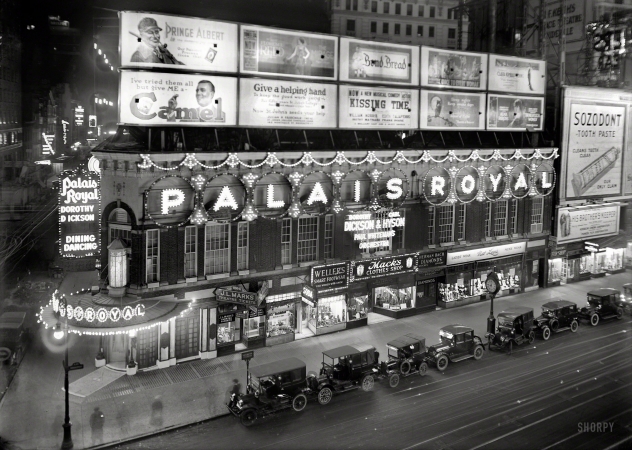 Photo showing: Palais Royal -- New York circa 1920. Palais Royal, Broadway.