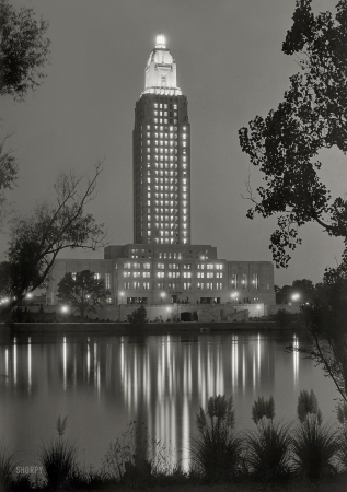 Photo showing: Louisiana Noir -- September 1932. Louisiana State Capitol at Baton Rouge. Tower lights at night.