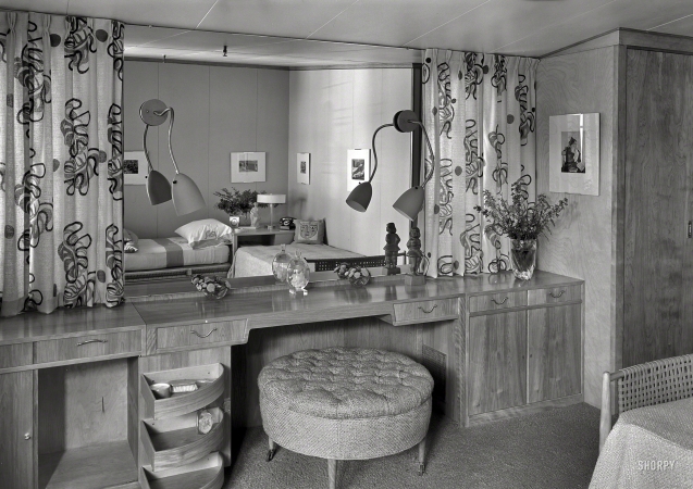 Photo showing: The Boudoir -- July 11, 1940. Collier's House at PEDAC, New York City. Master bedroom.
Interior of an Edward Durrell Stone exhibition house at Rockefeller Center. 