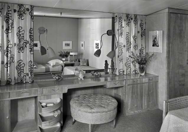 Photo showing: The Boudoir -- July 11, 1940. Collier's House at PEDAC, New York City. Master bedroom.
Interior of an Edward Durrell Stone exhibition house at Rockefeller Center. 