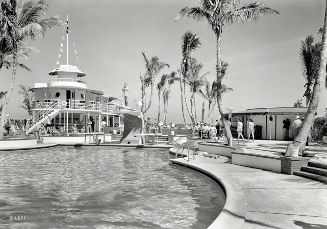 Photo showing: Spring Breakers -- March 5, 1941. Raleigh Hotel, Collins Avenue, Miami Beach, Florida. Pool from center. L. Murray Dixon, architect.
