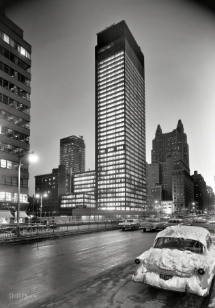 Photo showing: Park Avenue Noir -- January 3, 1958. Seagram Building. Night view, Park Avenue.