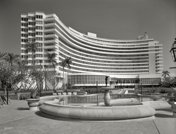 Photo showing: Ahead of the Curve -- March 30, 1955. Fontainebleau Hotel, Miami Beach. Over pool to hotel. Morris Lapidus, client.