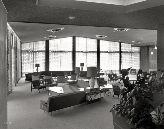Photo showing: Mid-Century Modern -- August 13, 1957. Tamarack Lodge, Greenfield Park, New York. Window view from lobby.