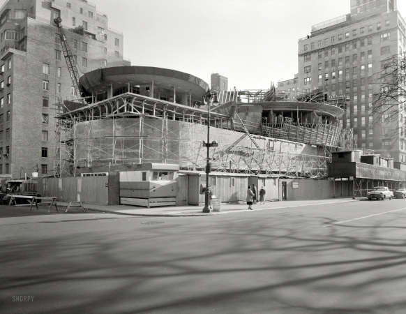 Photo showing: Guggenheim Going Up -- Nov. 12, 1957. Solomon R. Guggenheim Museum, East 89th Street & Fifth Avenue,
New York. Under construction II. Frank Lloyd Wright, architect.