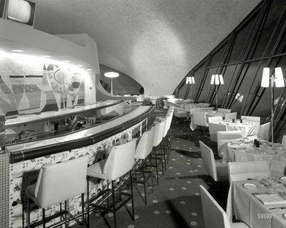 Photo showing: Futuramic Lounge -- August 29, 1962. New York. TWA terminal, Idlewild. Union News restaurants -- Lisbon Lounge II. Raymond Loewy.