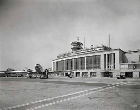 Photo showing: Washington National -- Arlington County, Virginia, circa 1941. National Airport. Plane in front of passenger terminal and control tower.