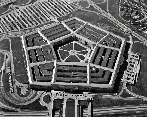 Photo showing: The Pentagon -- 1940s. Arlington County, Virginia. War Department. Pentagon, aerial view.