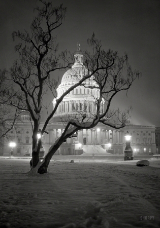 Photo showing: Snow Globe -- Washington, D.C., circa 1935. East Front of U.S. Capitol at night in winter.