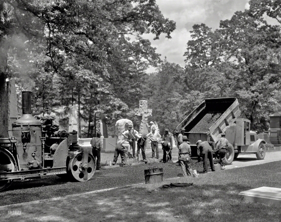 Photo showing: Angels and Asphalt -- Circa 1935. Union Paving Co. -- Paving in Arlington National Cemetery.
On the left, a Buffalo Springfield steamroller.