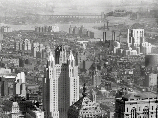 Photo showing: Hell Gate -- 1930s Manhattan showing the Hell Gate Bridge over the East River in the distance,
the Waldorf-Astoria towers and 230 Park Avenue (Helmsley Building) foreground,
Lincoln Building lower right, and New York Hospital on the right. 