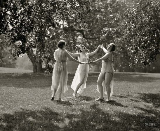 Photo showing: Sisters of the Sun -- Circa 1929. Unidentified women, possibly Elizabeth Duncan dancers.