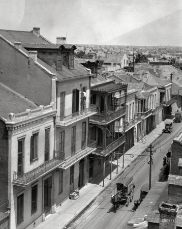 Photo showing: Horsy Chapeau -- New Orleans circa 1923. View of a street and roofs. Plus a horse with a hat.